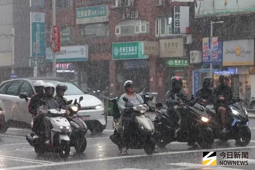 西南風發威帶水氣！南部防「豪雨猛炸」　北台灣午後變天下雷陣雨