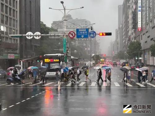 ▲其實在法規上並沒有所謂的「豪雨假」，當評估降雨量達標且有致災之餘時，各縣市首長確實可以視情況宣布停止上班上課，它是一種安全措施而不是真的假期。（圖／記者邱曾其攝 ,2026.06.08）