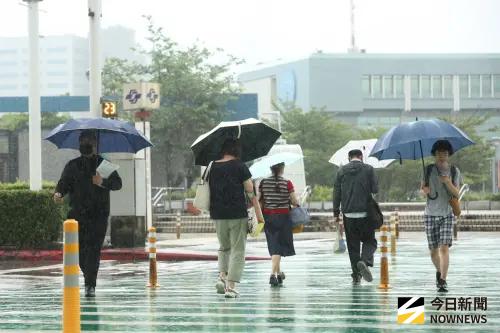 ▲周四、周五，鋒面又會往北來到台灣上空，整個西半部、東半部山區仍是全天不定時有雨的天氣，且要注意局部大雨。（圖／記者邱曾其攝）