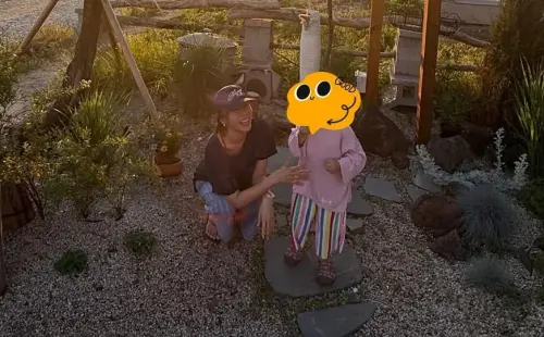 孫藝真曬尪視角母子合照！玄彬幫兒抓螃蟹　大手牽小手畫面太有愛