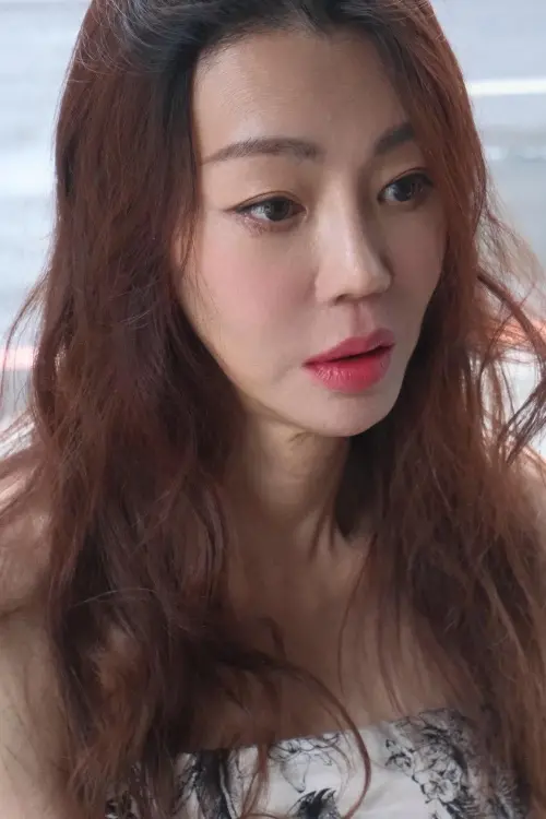 ▲法拉利姐（如圖）不僅卸下煙燻大濃妝，換上清新的韓系妝容，還頂著一頭浪漫的波浪大捲髮，整個人散發出難得的優雅氣質。（圖／張婷婷臉書）