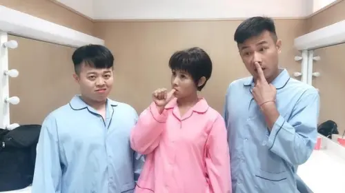 ▲兵家綺（中）是傅子純（右）生前摯友，透露傅子純在生前經歷牙痛、瘀青、發燒後送醫，才被確診是急性白血病。（圖／翻攝自兵家綺臉書）