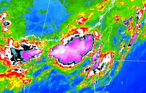 ▲鄭明典解釋，這類雲簇系統降雨效率高，生命期長，又不順風而下，一旦發展起來，事實上有阻擋水氣往下風處傳遞的作用，因此台灣降雨情況才會受到影響。（圖/中央氣象署cwa.gov.tw）