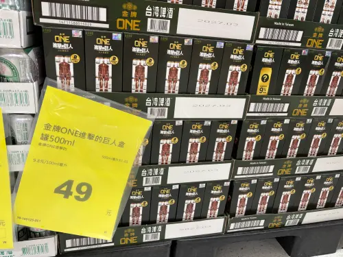 ▲實地走訪家樂福，現場備貨相當充足，金牌ONE進擊的巨人盲盒罐500ml單罐售價為銅板價49元。（圖／記者徐銘穗攝）