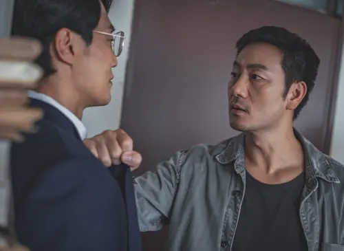 ▲朴海秀（右）在《稻草人》中飾演熱血刑警姜泰柱，李熙俊則飾演為破案不擇手段的檢察官車恃穎（左）。（圖／翻攝自IG@ena_drama）