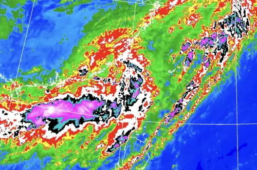 整坨雷雨卡台灣旁邊！高雄、嘉義以南山區首當其衝　時雨量76毫米