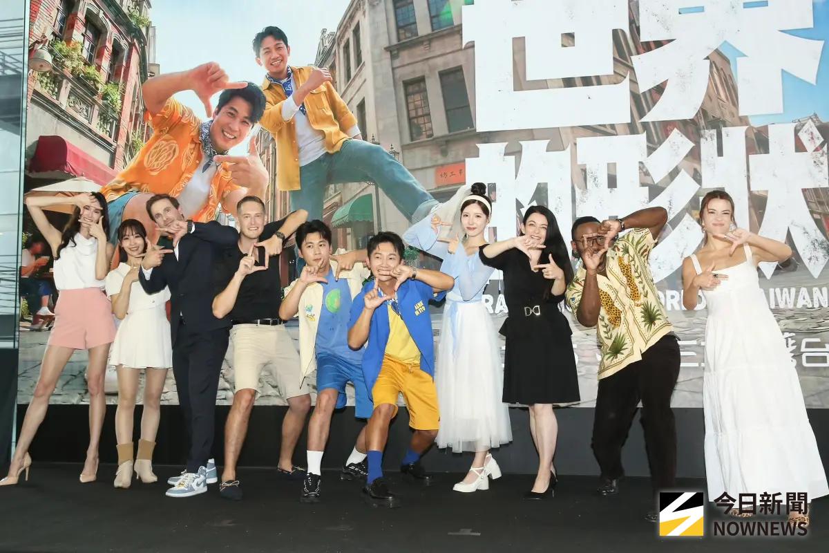 ▲黃迪揚（左5）和蔡昌憲（右6）一起主持全新旅遊節目《世界的形狀》，其中有位導遊來賓柯子培（左3）是斯洛伐克人，最初定居台灣的原因，是為了照顧一隻剛出生的流浪貓，結果一住14年，根本是貓界英雄。右1為首集來賓南珉貞。（圖／記者邱曾其攝影）