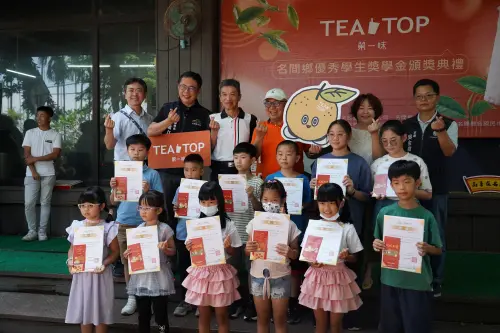 ▲三光茶香．TEA TOP第一味精英獎學金，近年擴大至名間鄉各級學校，鼓勵更多學生在地就學、安心成長。（圖／三光國中提供）