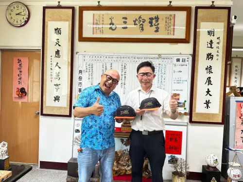 ▲傑出校友─TEA TOP 第一味董事長楊國珍（左），長年熱心投入教育資源，是成就偏鄉教育逆勢發展主力。（圖／三光國中提供）
