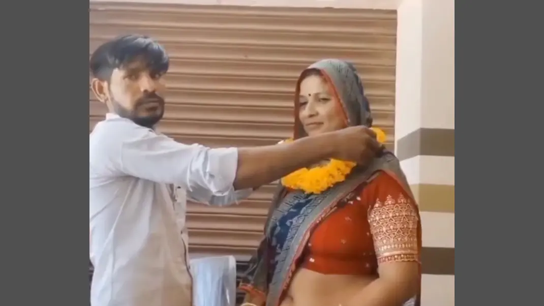 ▲印度坎普爾德哈特（Kanpur Dehat）一位35歲的男子，聲稱和自己的52歲岳母結婚，兩人影片在社群網路瘋傳，引發外界熱議。（圖／翻攝自The Siasat Daily的IG）