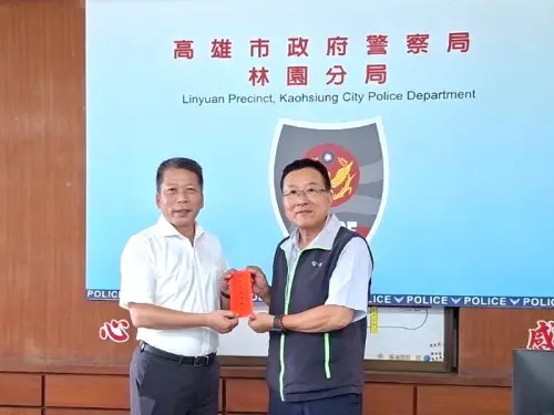 ▲台灣電力公司鳳山區營業處處長黃明舜(右)到高雄市政府警察局林園分局頒發新台幣12萬元破案獎金，以感謝林園警分局於今(115)年度連續偵破4起電纜線竊盜案件，由分局長曾順光(左)代表接受。(圖／台電鳳山區營業處提供)