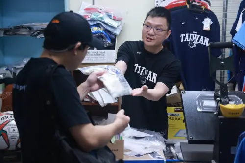 ▲世界盃開打帶動買氣，不少球迷特地前往挑選支持球隊的代表隊球衣。（圖／記者葉政勳攝）