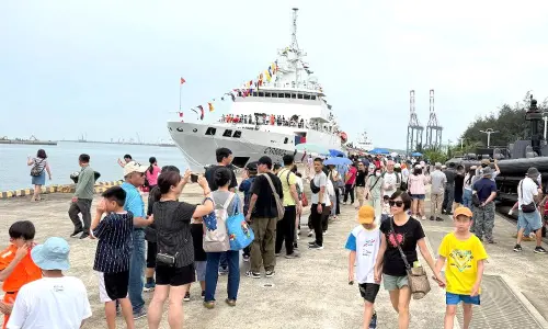 海巡開放登艦艇同樂！海巡署艦隊分署慶祝國家海洋日開放民眾登艦