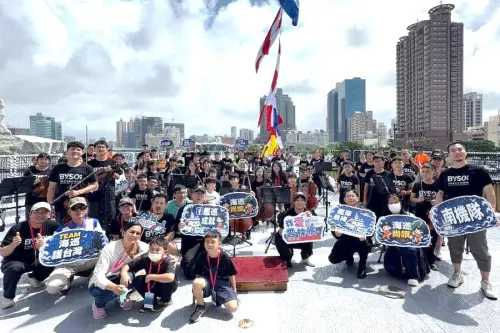 ▲海巡署艦隊分署開放民眾登艦參觀，以慶祝國家海洋日，碼頭排滿登艦參觀人潮。(圖／海巡署艦隊分署提供)