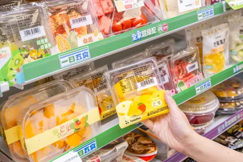 全家7-11消暑優惠！柳丁綠、甘蔗青茶10元多一杯　鮮切芒果折10元