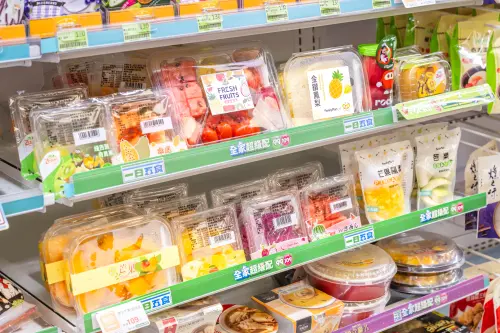 ▲活動期間購買截切水果任一件，結帳即贈「截切芒果折價優惠券」。（圖／全家提供）