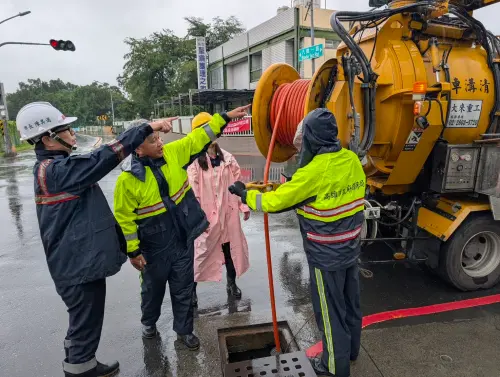 ▲陳其邁視察環保局清潔隊仁武區八德北路道路側溝、洩水孔防汛清疏作業。（圖／高市府提供）