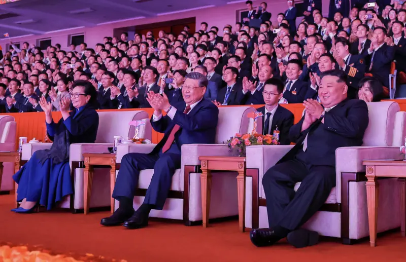 ▲習近平與夫人彭麗媛都戴上眼鏡欣賞表演。(圖/翻攝自北韓朝中社官網)