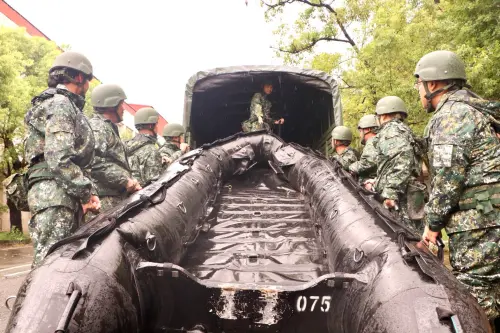 ▲第四作戰區54工兵群完成膠舟檢整並裝載上車，待命即時投入災防任務。（圖／記者莊全成翻攝）