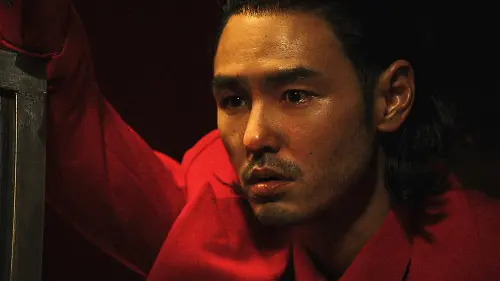 ▲阮經天化身紅衣綁架犯引爆「紅樓爆炸案」，他在城市失序與連環事件的推動下，被迫走向極端抉擇。（圖／Netflix提供）