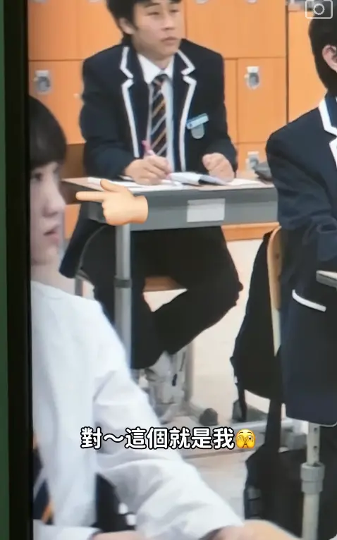 ▲《鐵拳教育》中的臨演藏台灣人，也就是在韓國居住的Rina（左下）。（圖／Rina IG@rinaa_mochi）