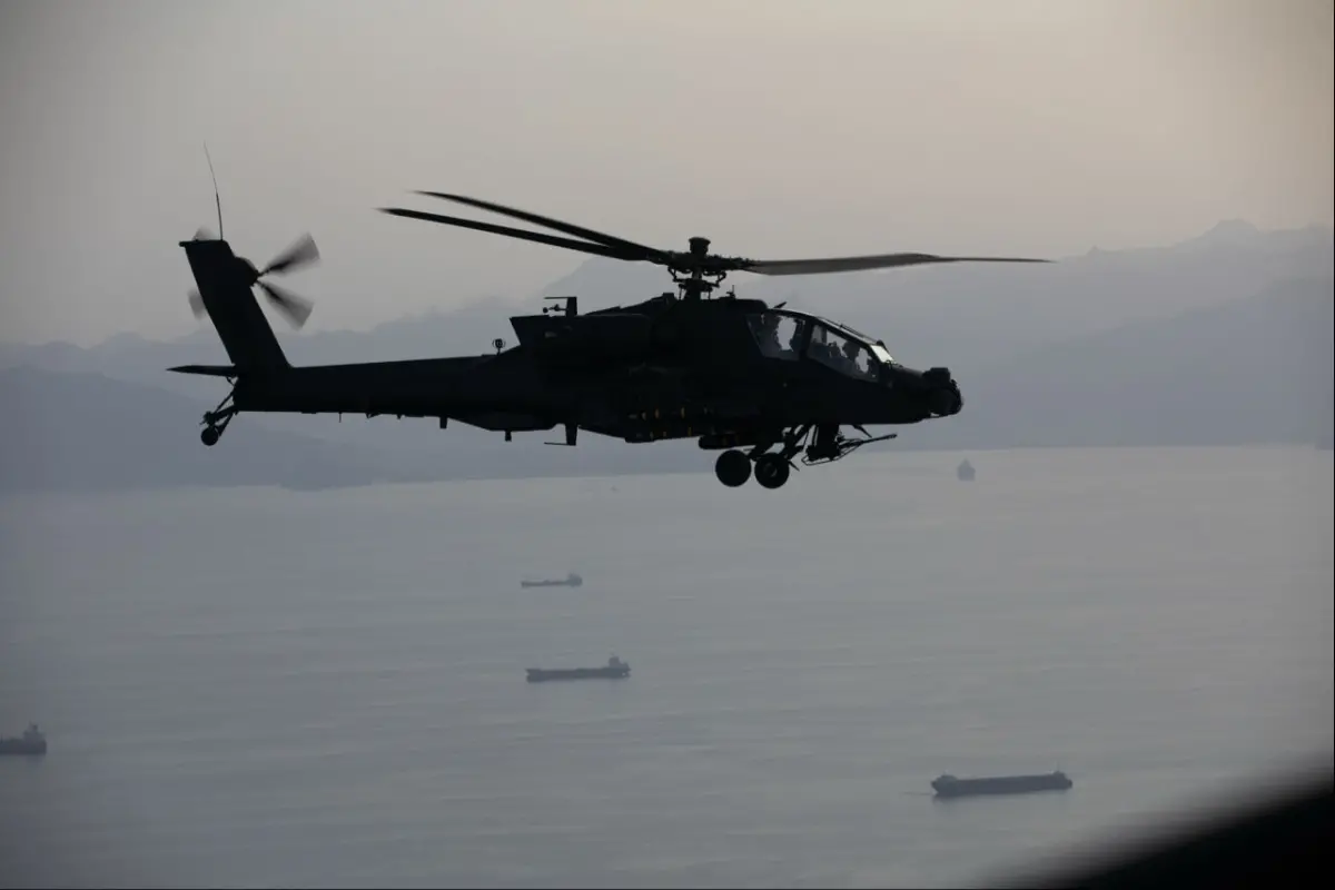 ▲一架美軍阿帕契攻擊直升機於9日在荷姆茲海峽執行任務時遭擊落。（圖／翻攝自X@CENTCOM）