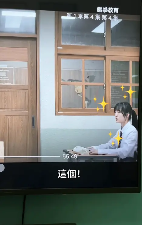 ▲Rina坐在教室角落，飾演一名女學生。（圖／Rina IG@rinaa_mochi）