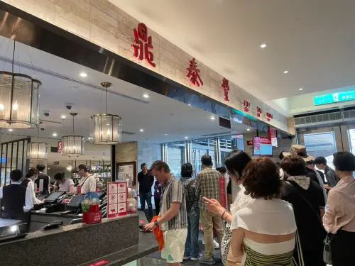 ▲鼎泰豐無時無刻都要排隊用餐，有不少人覺得不開放訂位服務非常困擾，排隊也很浪費時間。（圖／記者陳雅雲攝）