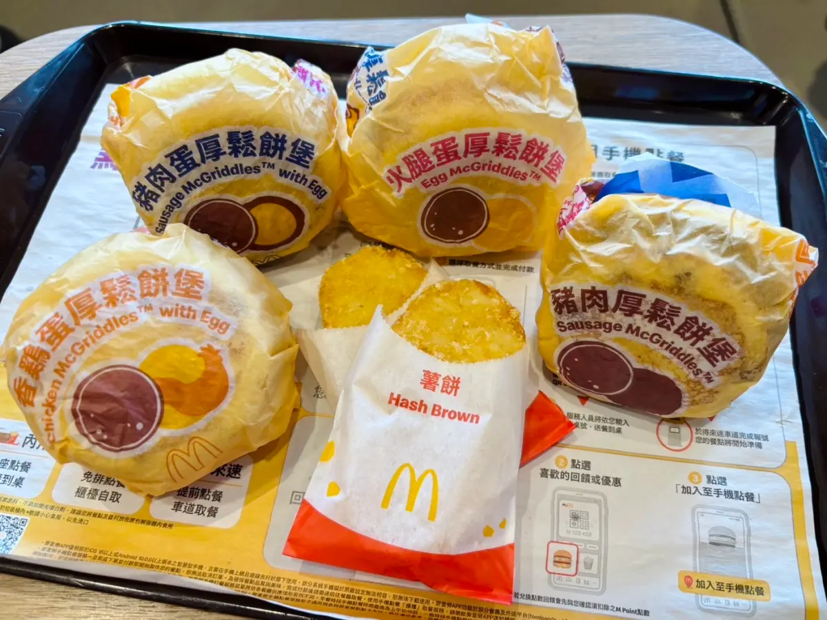 ▲麥當勞厚鬆餅堡今第三度回歸開賣，全新推出「香雞蛋厚鬆餅堡」，有上班族發現用外送平台滿額打8折會比麥當勞歡樂送還便宜。（圖／記者蕭涵云攝）