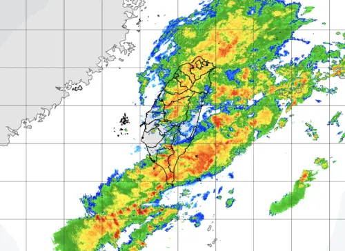 ▲鋒面、偏強西南風影響，今天中午前，仍有一波波雲系在台灣上空發展。（圖／中央氣象署）