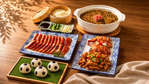 ▲高雄翰品酒店推出世足應援活動，點用港都茶樓一鴨三吃料理，即贈送造型吸睛的足球造型流沙包4顆。（圖／高雄翰品提供）