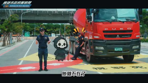 ▲ 如果大型車正在轉彎——他就不在了。」原本悠哉拿著飲料若無其事喝水的警察B瞬間動作凝固，驚恐地以極緩慢速度挪動小碎步逃離現場。（圖／高市警交大提供）