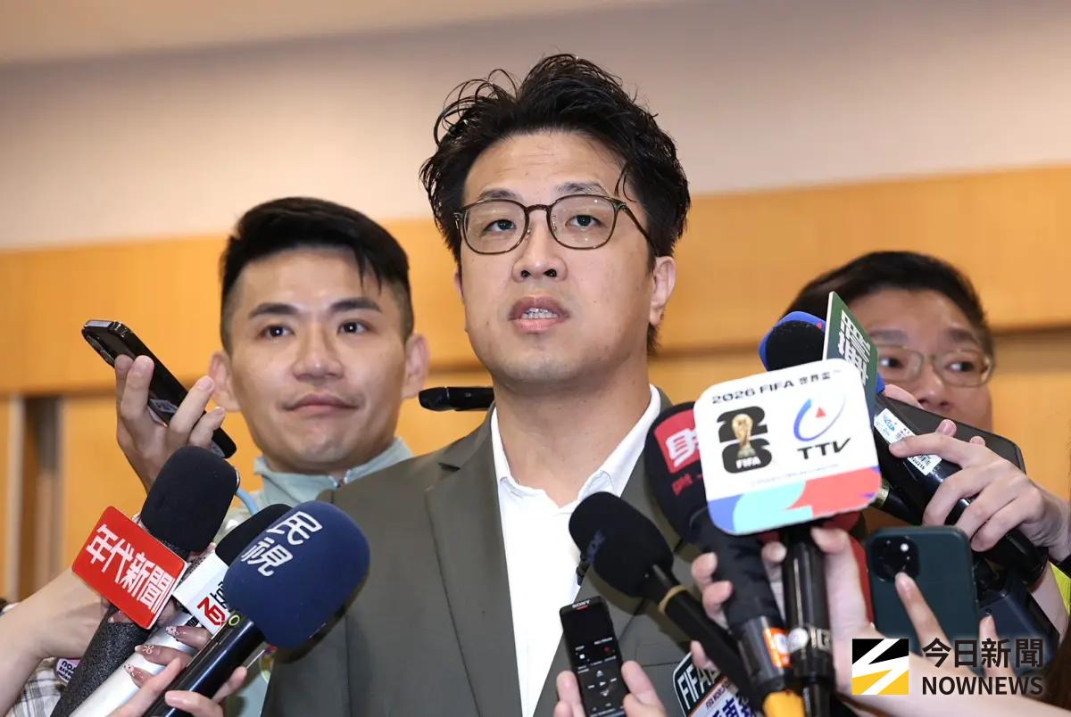 蔣萬安又上演殷瑋答!站一旁像路人甲?沈伯洋批:別一直拿擋箭牌