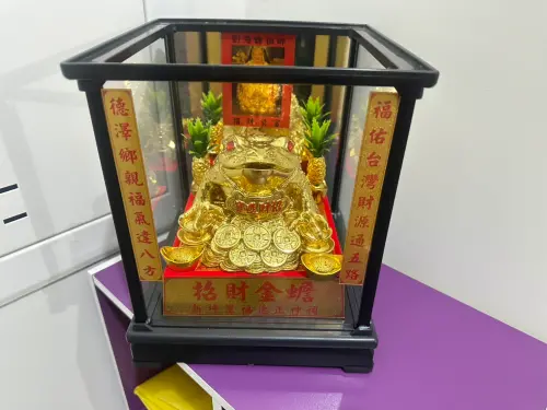 ▲機房內竟供奉俗稱「偏財祖師」的劉海蟾祖師神像。民間傳說中，劉海蟾因收服會吐錢的「三腳金蟾」而被視為招財、求偏財的象徵，不少從事博弈或投機行業者奉祀祈求財運。（圖/記者鄧力軍翻攝）
