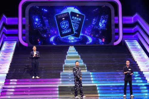 ▲傅子純（左）參與益智問答節目《哈！真相大白》表現傑出，每題都答對，最後拿下代表冠軍的「金牌探員證」。據了解，目前拿下「金牌探員證」的來賓，全台不到10人。（圖／翻攝自公視臉書）