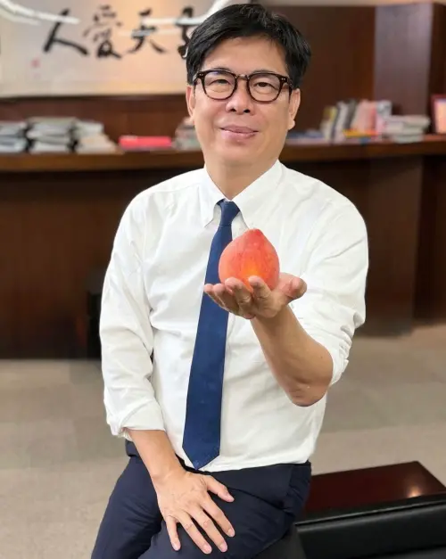 ▲台灣有觀眾認為表志勳戴黑框眼鏡很像高雄市長陳其邁（如圖）。（圖／陳其邁 Chen Chi-Mai﻿臉書）