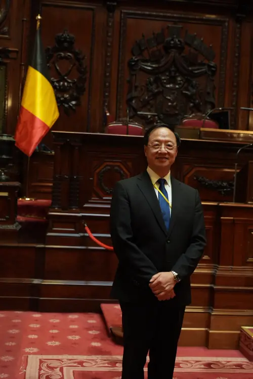 Former premier Jiang poses for a photo during a visit to the Belgian Senate. (TCN)