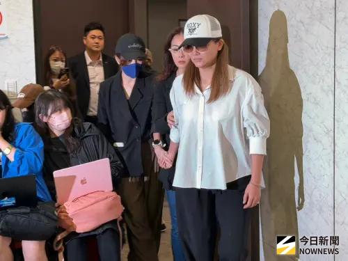▲傅太太（右1）在演藝圈好友廖家儀、兵家綺的攙扶下現身傅子純靈堂，對外表達感謝。她悲痛表示，她失去這麼好的先生，這段時間大家都在身邊陪她，她很感謝。（圖／記者李欣恬攝影）