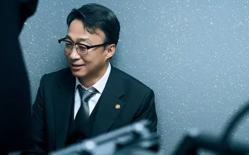 ▲《鐵拳教育》中創建教權保護局的教育部長由老戲骨李星民飾演。（圖／翻攝自IG@netflixkr）
