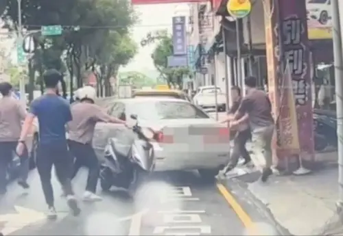 激烈場面是街頭鬥毆？ 是便衣員警包夾逮詐團車手