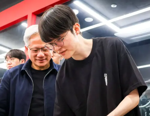 ▲Faker與黃仁勳見面，共同為一張顯卡簽上名字。（圖／IG@Faker）