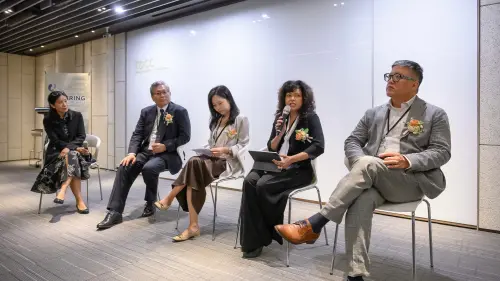 ▲論壇匯聚專家學者與金融領袖以及國內22家金控及銀行代表，共同探討AI經濟下的能源自主與淨零金融路徑。（圖／翻攝畫面）