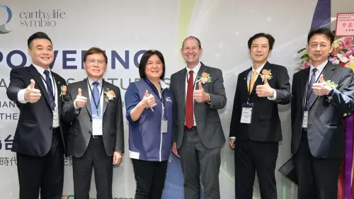 ▲論壇匯聚專家學者與金融領袖以及國內22家金控及銀行代表，共同探討AI經濟下的能源自主與淨零金融路徑。（圖／翻攝畫面）