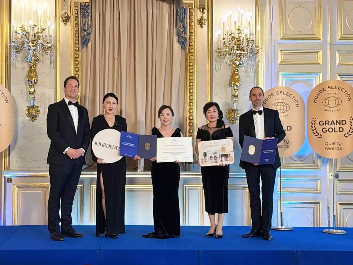 ▲台灣科研實力備受國際肯定，佐登妮絲榮獲2026 Monde Selection 特金獎殊榮，總經理陳佳琦出席領獎。（圖／佐登妮絲提供）