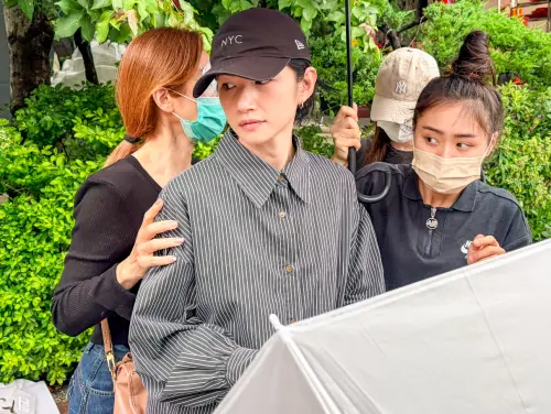 ▲李千娜（中）低調到傅子純的靈堂致意。（圖／記者趙文彬攝）