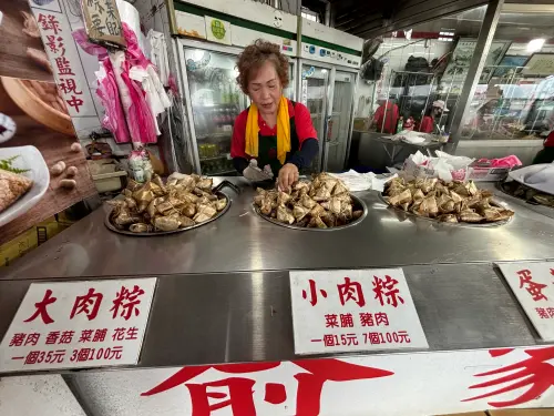 一顆只要15元！全台最佛排隊肉粽店開24小時　直擊下大雷雨也排隊