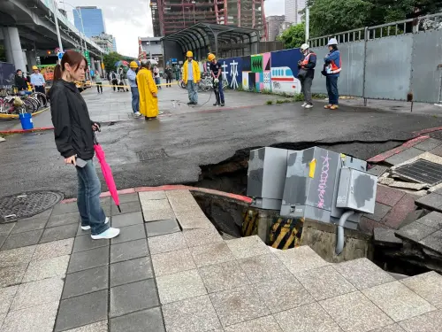 北門站人行道驚現大坑洞！兇手竟是它　議員：不影響市民大道安全