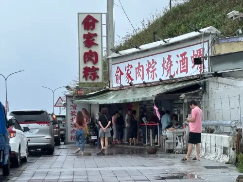 ▲北海岸石門一帶的肉粽店因應在地獨特的深夜進香與出海文化，形成24小時不打烊的特殊產業聚落，成為公路旁的獨特街景。（圖／記者徐銘穗攝,2026.06.08）