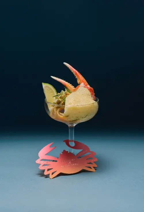 ▲烏魚子蟹黃黃金涼麵盛裝於高腳杯，呈現島嶼中有螃蟹爬出的意象。（圖／饗賓集團提供）
