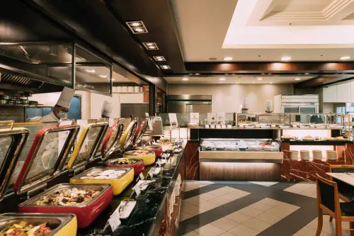 ▲台中長榮酒店「咖啡廳自助百匯」推平日午餐與晚餐優惠，四人同行一人免費。（圖／台中長榮提供）